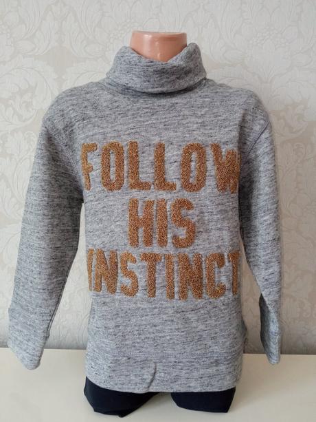 Chlapčenský sivý sveter s rolákom a nápisom (6r.), 116