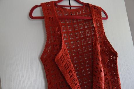 Háčkovaná červená vesta m, m