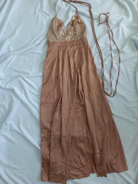 Dlhé béžové šaty na zaväzovanie s rozparkom, s