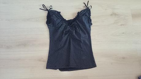 Čierne tričko s bodkami, s