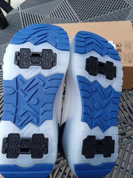 Svietiace tenisky, 36