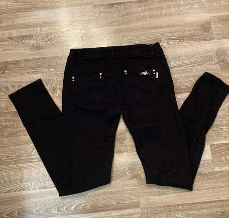 Čierne rifle veľ.l-29,majú zlaté zdobenie, l