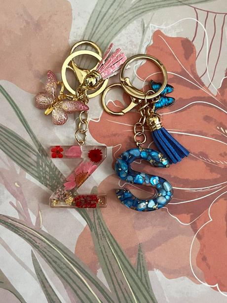 Ručne vyrobené živicové kľúčenky, 