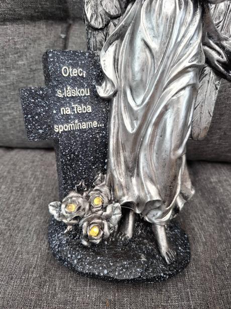 Solarny anjel na cintorin,