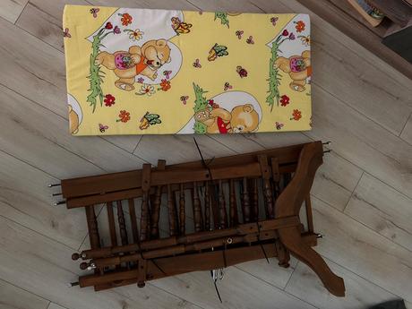 Drevená kolíska s balíkom oblečenia, šírka (cm): 50,dĺžka (cm): 80