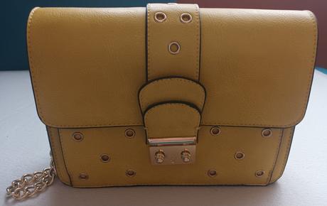 Žltá pevna kabelka so zlatou aplikaciou, 