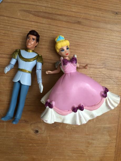 Bábika postavičky popoluška a princ,