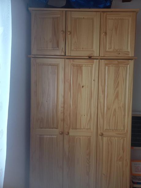 Drevená šatníková skriňa aj s nadstavcom, 
