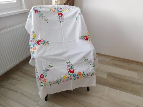 Obrus ručná výšivka top top stav, 143 x 123 cm,, 