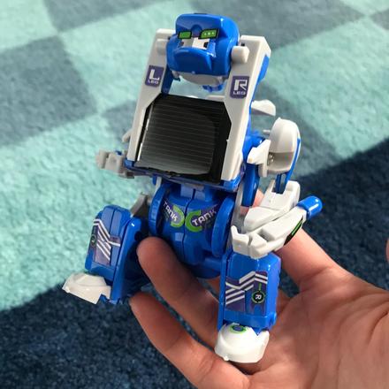 Malý solárny robot,