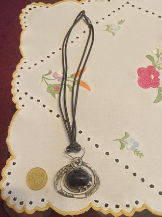 Čierny náhrdelník s prírodným kameňom, 