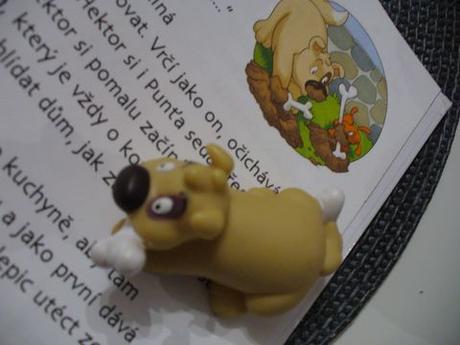 Kniha so psíkom na dvorku pes,