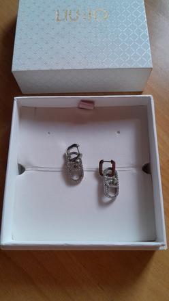 Náušnice s poštovným, liu jo