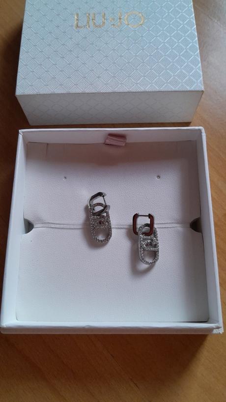 Náušnice s poštovným, liu jo