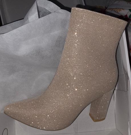 Béžové/slonovinovo-biele/lesklé špicaté čižmy, 39