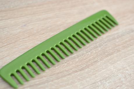 Zelený hrebeň na vlasy so širokými zubami, 