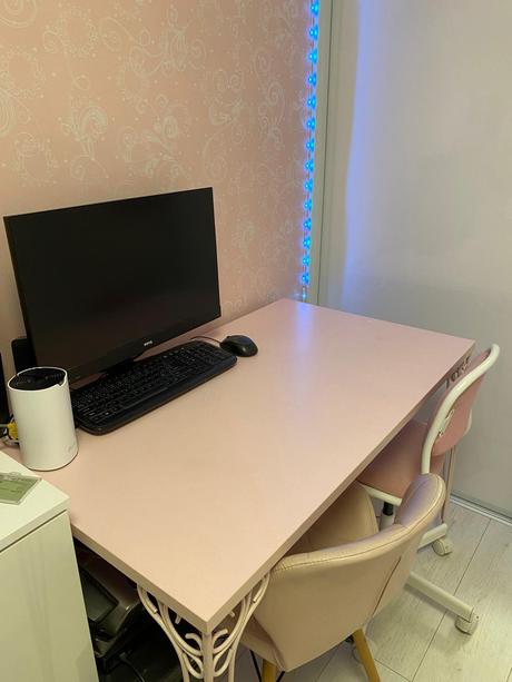 Ružový písací stôl,