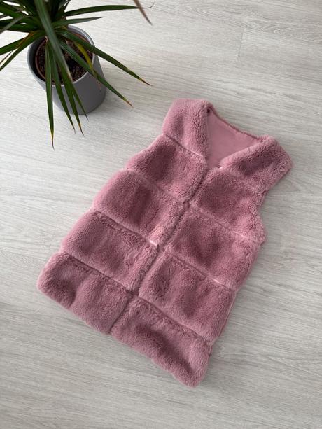 Ružová kožušinková vesta, 