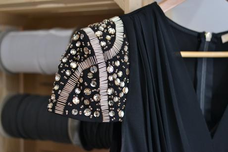 Čierne šaty s ozdobnými rukávmi m, m