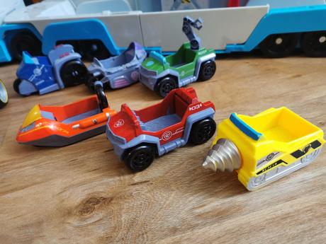 Kamion paw patrol s autami a postavičkami,