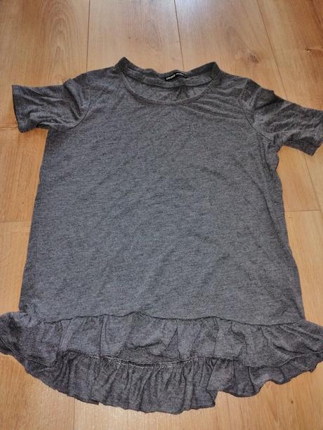 Sivé tričko s volánom crop town, s