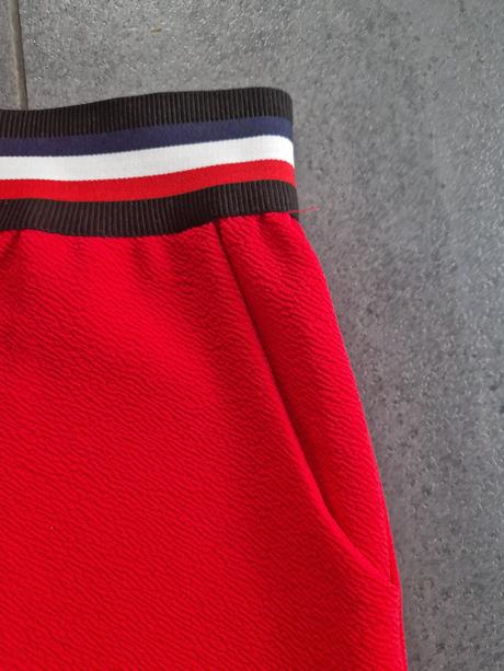 Sukňa s farebným pásom, s