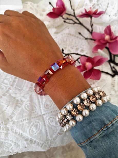 Náramok s lesklými korálikmi, 