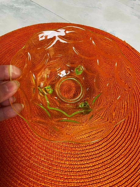 Sklenená stará mištička,