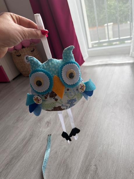 Zavesna hračka sova,