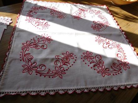 Biely obrus s ružovou výšivkou,, 