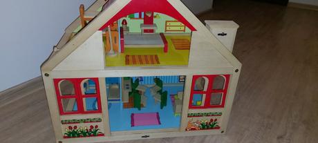 Dreveny domcek s prislusenstvom,