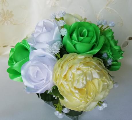 Saténové ruže a pivonky v aranžmáne, 