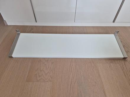 Ikea polica biela so zapustenými konzolami,