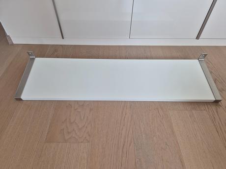 Ikea polica biela so zapustenými konzolami, 
