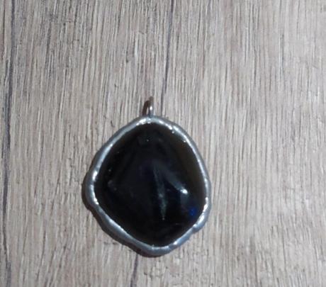 Prívesok z čierneho kameňa, 