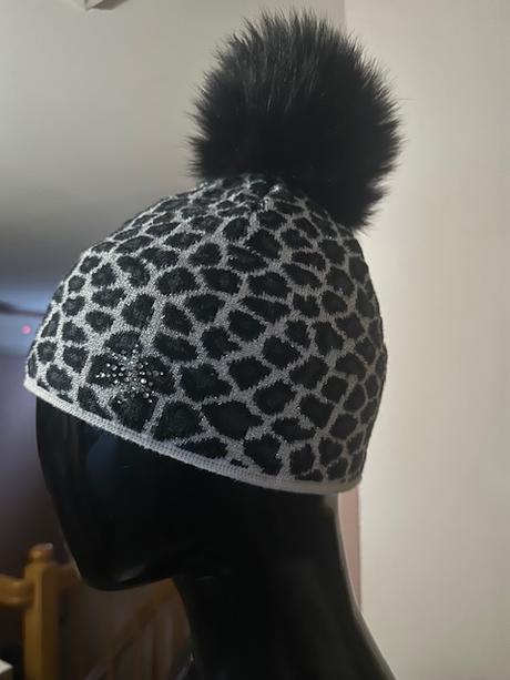 Zimná čiapka s brmbolcom a striebornou niťou r-jet, 