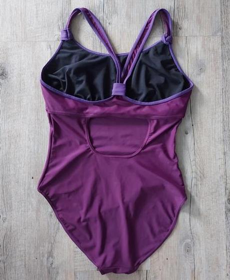 Bordovo fialové plavky, 42