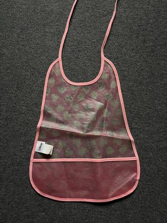 Podbradnik zachytávajúci jedlo minnie, 