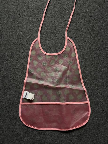 Podbradnik zachytávajúci jedlo minnie, 