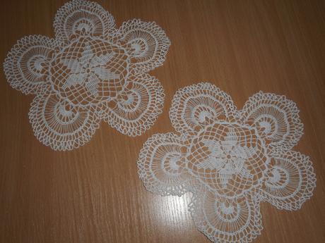 2 x háčkovaný obrúsok, 