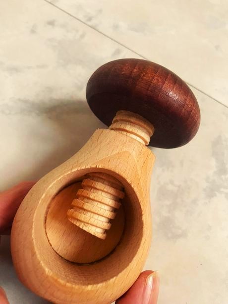 Drevený luskáčik na orechy,
