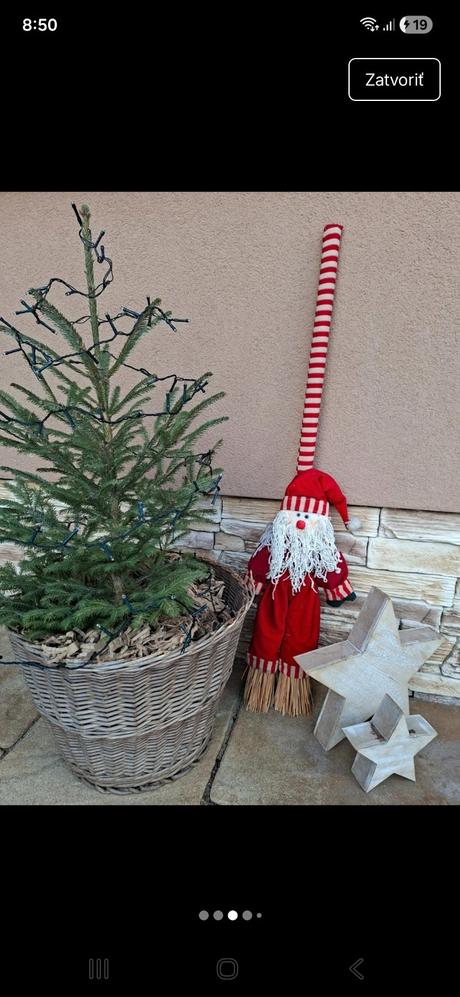 Okrasná vianočna metla k vchodovych dveram a,