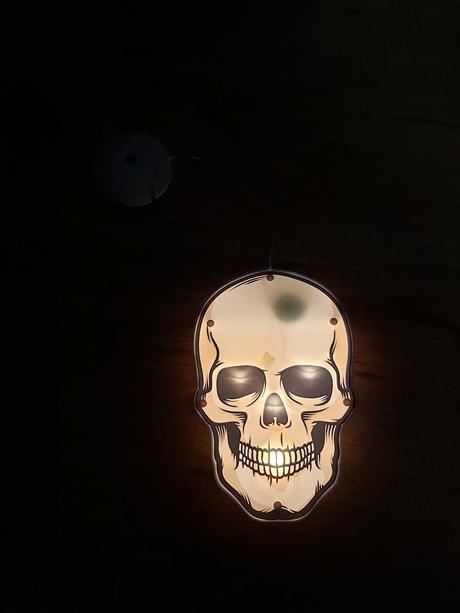 Led dekorácia so zvukom lebka., 