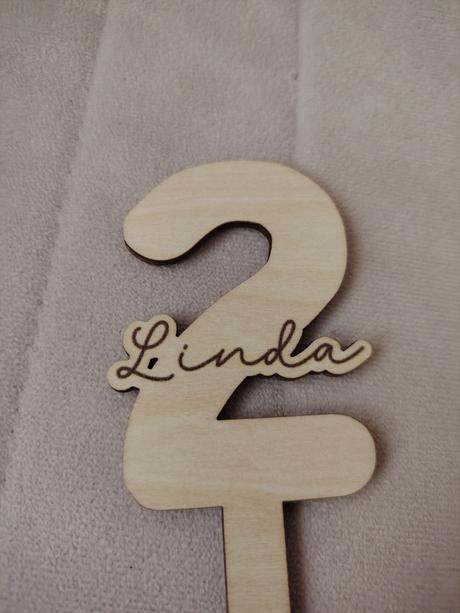 Drevený zápich na tortu na 2 roky s menom linda, 