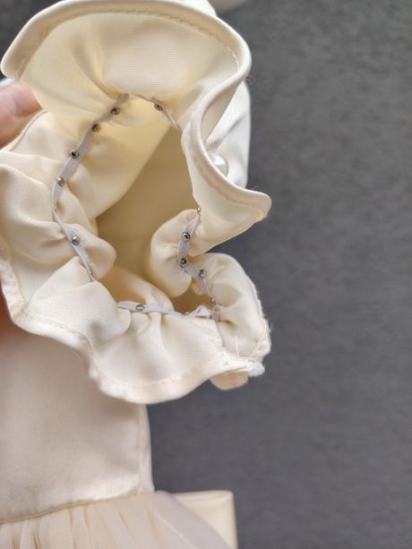 Béžové princeznovské šaty s krátkym rukávom, 92