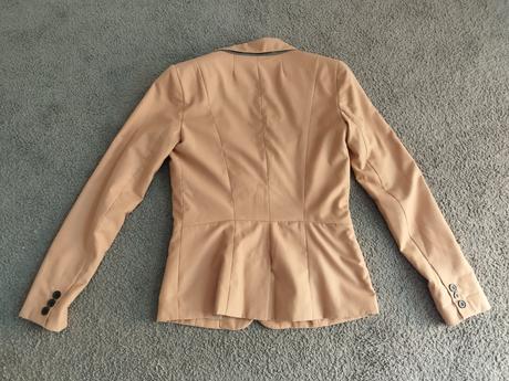 Béžové sako, 36