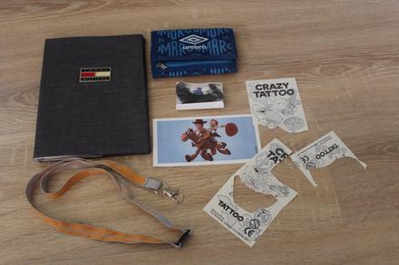 Set - peňaženka umbro, klúčenka, obal, nálepky, 