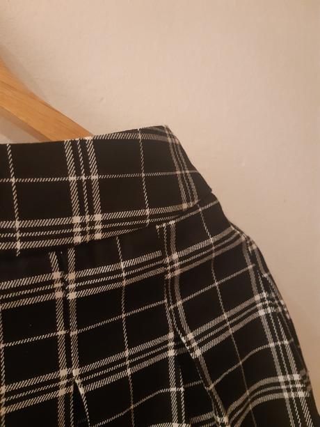 Čierna károvaná sukňa, m
