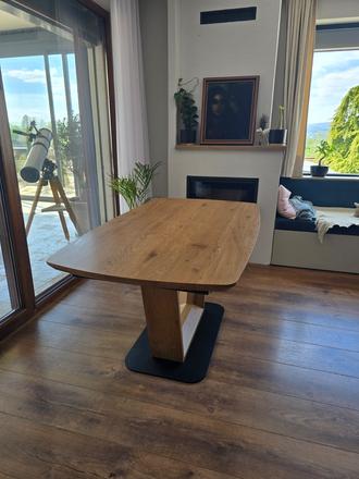 Rozkladací stôl + 5 sivých a 1 ružová stolička, 