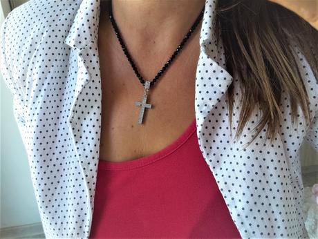 Korálkový náhrdelník s krížikom,